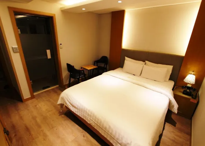 Demian Hotel 2*
