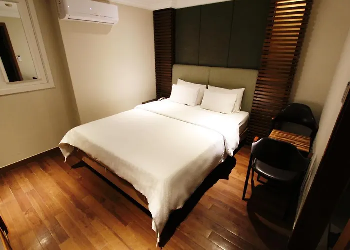 Demian Hotel 2*